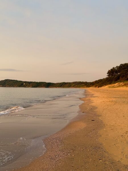 夕暮れの三苫ビーチ赤岩から三苫方面への写真