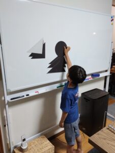 小学1年生になったばかりの息子がイナヅマ教室リビング教室のホワイトボードで遊び楽しんでいる