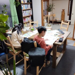 StudyRoomイナヅマ学習塾の教室で勉強する生徒の写真
