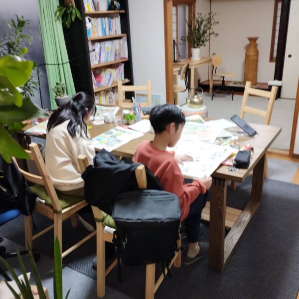 StudyRoomイナヅマ学習塾の教室で勉強する生徒の写真